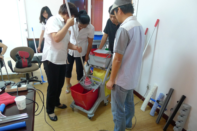 2013年6月，我司品牌經(jīng)理/資深培訓(xùn)師到達(dá)當(dāng)?shù)胤咒N(xiāo)商舉辦為期兩天的清潔工具標(biāo)準(zhǔn)化培訓(xùn)課程。